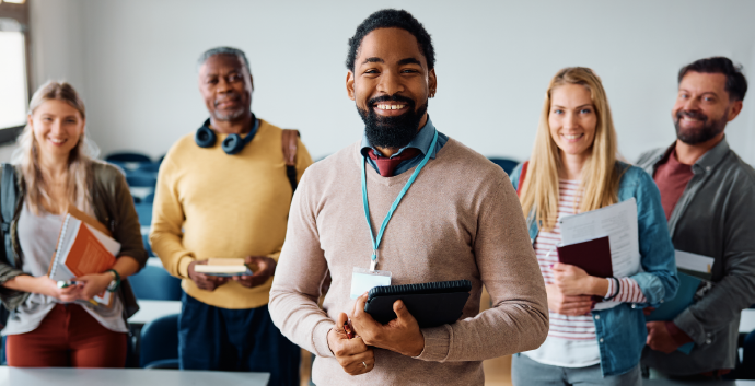 Studierende lächeln in Kamera