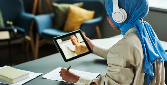 Studierende nimmt an Onlinekurs teil