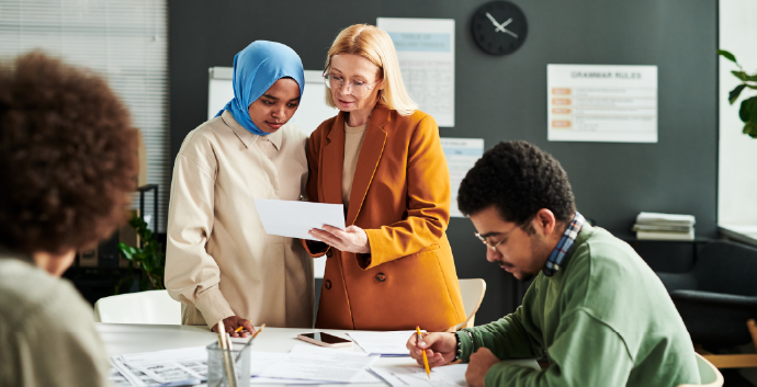Lehrerin und Studierende