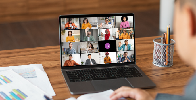 Person verfolgt Onlinekurs am Laptop