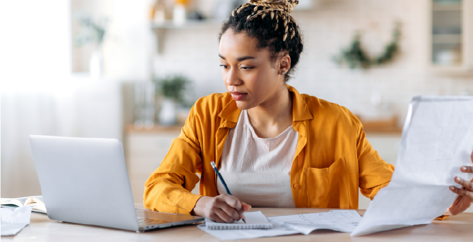 Studierende lernt zuhause