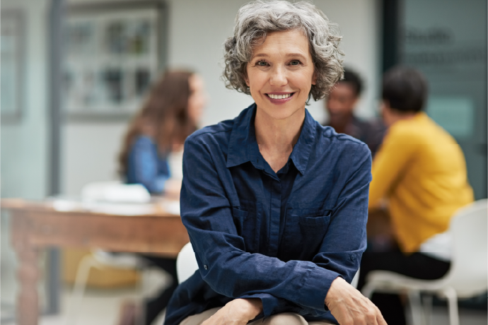 Frau lächelt in Kamera